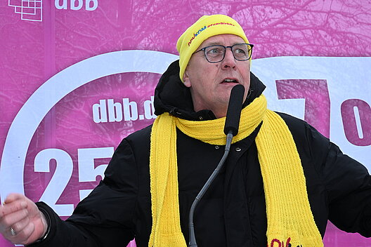 Regionalvorsitzender der DPVKOM Andreas Kögler moderierte und unterstützte die Streikaktion