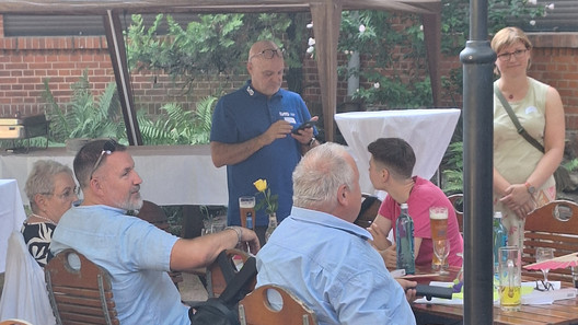 Teilnehmerinnen und Teilnehmer nutzen das 2. Netzwerktreffen als wertvolle Plattform, um Kontakte zu vertiefen.