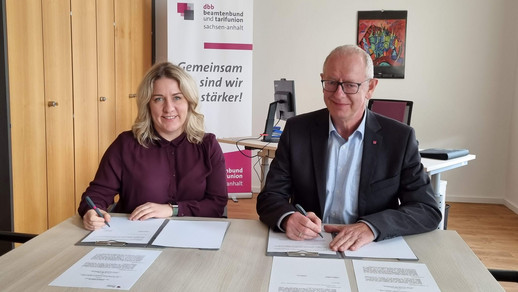 Jennifer Koch und Wolfgang Ladebeck bei der Unterzeichnung des Arbeitsvertrages.