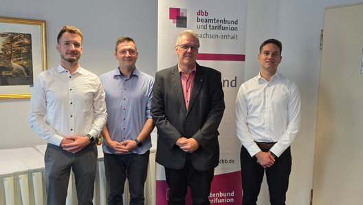 Der dbb Landesvorsitzende Ulrich Stock, 3. v. l., mit der neugewählten Dreierspitze der dbb jugend sachsen-anhalt auf dem Landesjugendtag am 19. September 2025 in Magdeburg.
